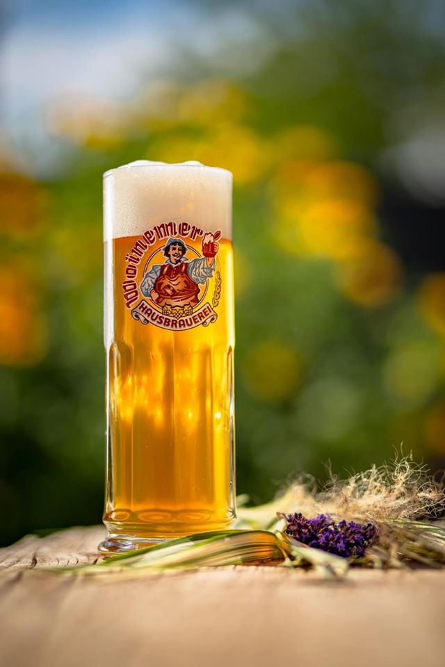 Zwickelbier einschenken – naturtrübes Bier mit Hefe