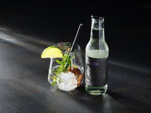 Tonic Water mit Gin Glas - Angerichtet