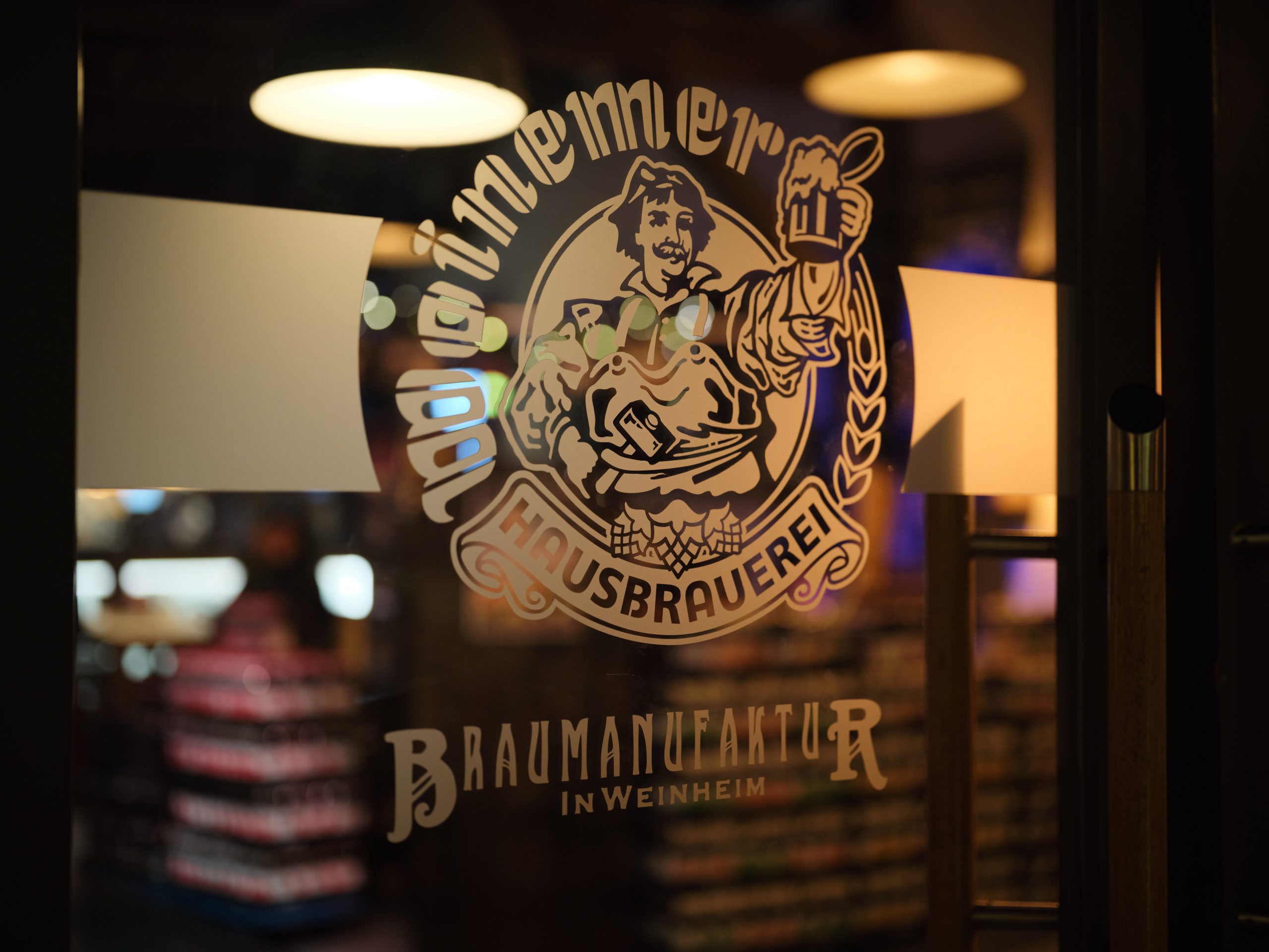 Woinemer Logo auf einer Tür